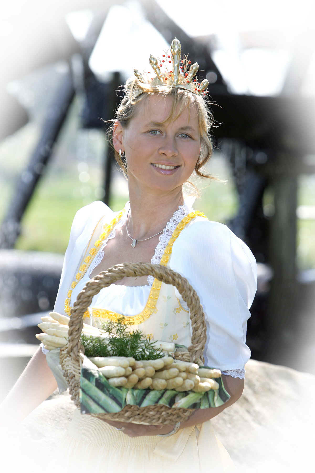 spargelkoenigin1.jpg (139651 Byte)